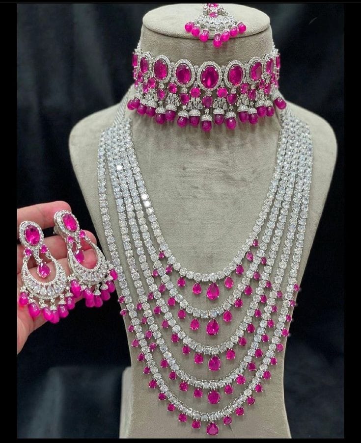 Red Colored Cut-Out Necklace With Earrings